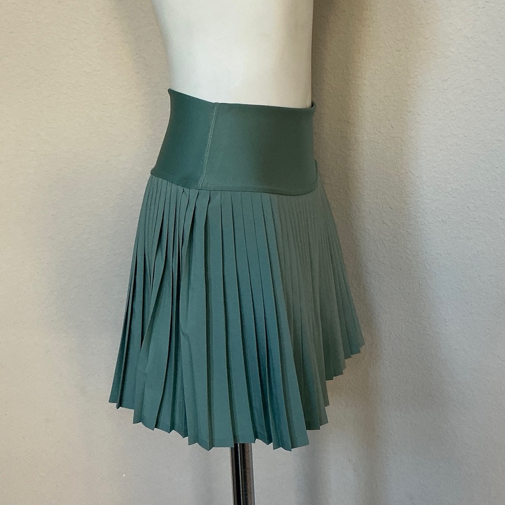 ALO Yoga Grand Slam Tennis Skirt in Botanical Green - Picture 9 of 12